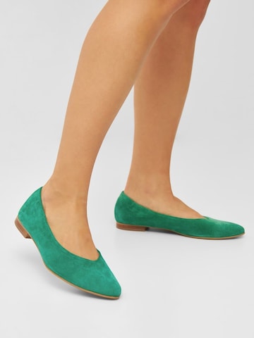 Bianco Ballet Flats in Green: front