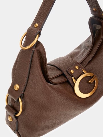 GUESS Schultertasche 'Camden' in Braun