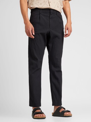 NN07 Regular Pleat-front trousers 'Bill' in Black: front