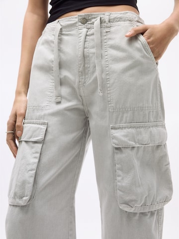 Pull&Bear Wide Leg Cargojeans in Grau