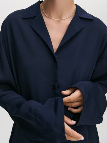 ABOUT YOU x Marie von Behrens Bluse 'Lilia' i blå