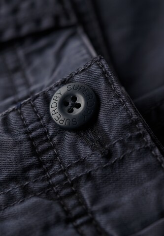 Superdry Свободный крой Брюки-карго 'Core' в Синий