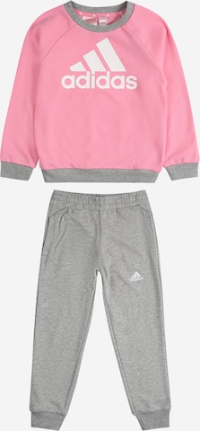 ADIDAS SPORTSWEAR Trainingspak 'Essentials Logo French Terry' in Roze: voorkant