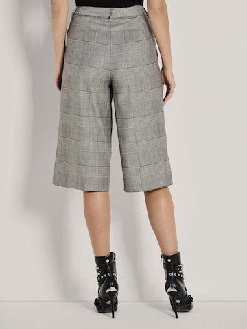 Regular Pantalon à pince 'Bermuda' MADELEINE en gris