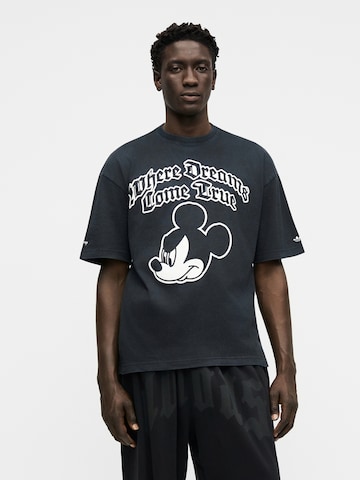 ADIDAS ORIGINALS Тениска 'Disney Micky Maus Dreams' в черно: отпред