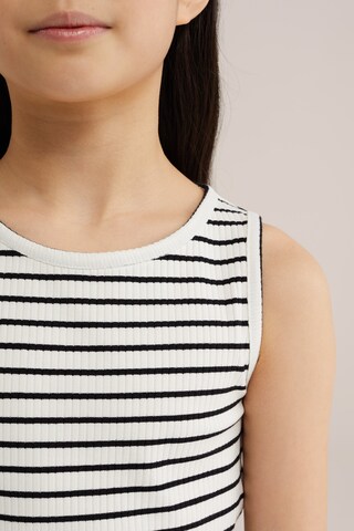 Rochie de la WE Fashion pe alb