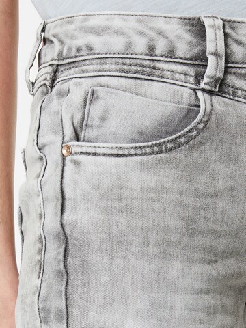 Soccx גזרת סלים ג'ינס 'Em:ma' באפור