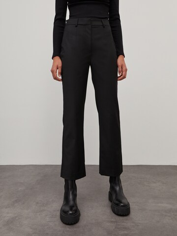 EDITED Normalny krój Spodnie 'Reina' w kolorze czarny: przód