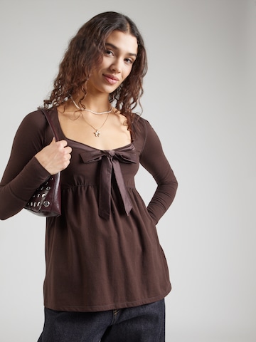 HOLLISTER Тениска в кафяво: отпред