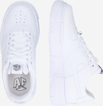 Nike Sportswear Matalavartiset tennarit 'Air Force 1 Pixel' värissä valkoinen