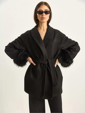 Cappotto di mezza stagione di Bianco Lucci in nero: frontale