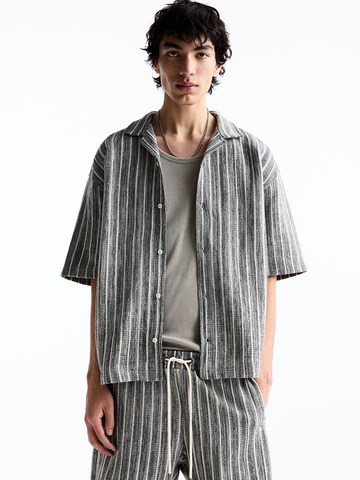 Pull&Bear Comfort Fit Paita värissä harmaa: etupuoli