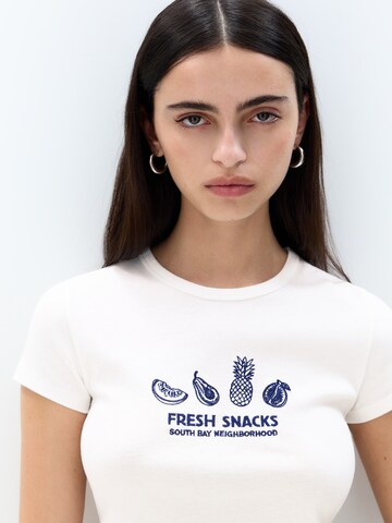 T-shirt 'PACIFIC FRUTAS' Pull&Bear en blanc