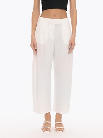 Wide leg Pantaloni cutați 'Operator' de la 4TAILORS pe alb: față