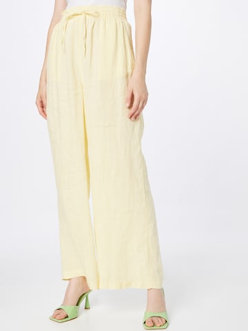 Gina Tricot Wide leg Trousers 'Disa' in Yellow: front