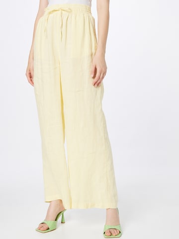 Gina Tricot Wide leg Broek 'Disa' in Geel: voorkant