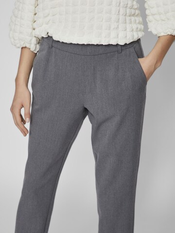 Slimfit Pantaloni con pieghe 'Varone' di VILA in grigio