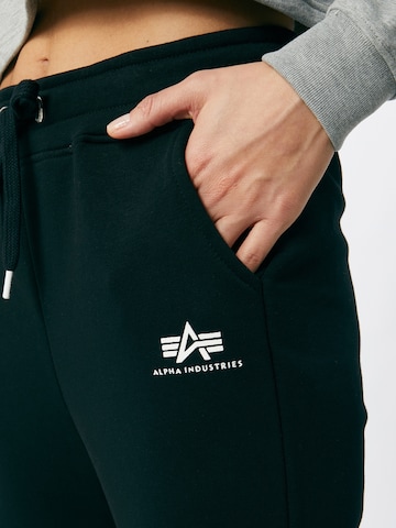 Effilé Pantalon ALPHA INDUSTRIES en noir