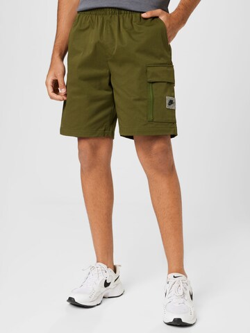 Regular Pantaloni de la Nike Sportswear pe verde: față