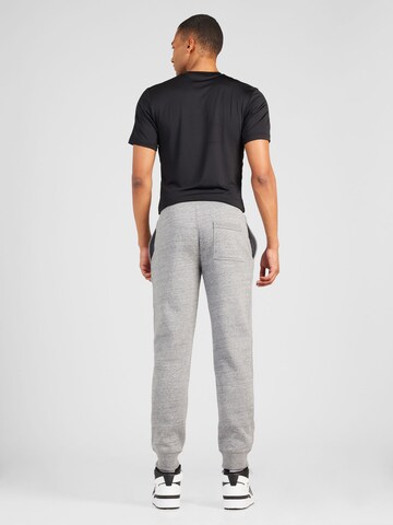 Superdry - Tapered Calças 'Essential' em cinzento