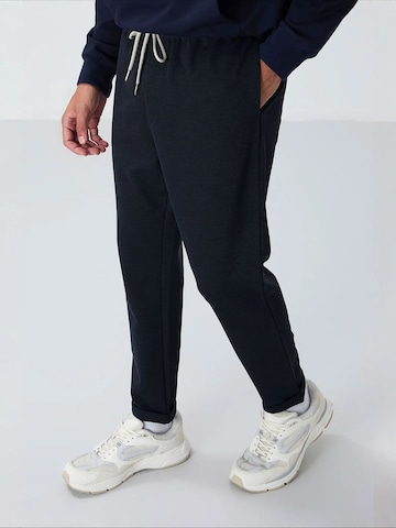 Tommy Life Zwężany krój Spodnie sportowe 'Jogginghose' w kolorze czarny