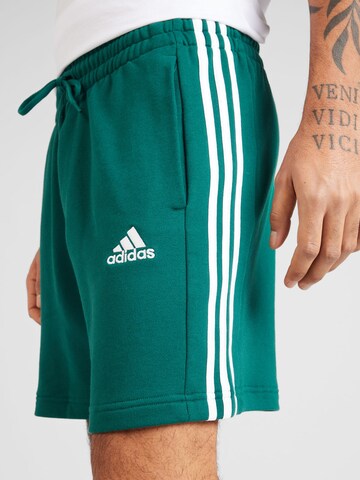 ADIDAS SPORTSWEAR - Regular Calças de desporto 'Essentials' em verde