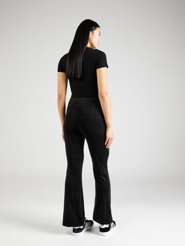 Gina Tricot Rozkloszowany krój Spodnie w kolorze czarny