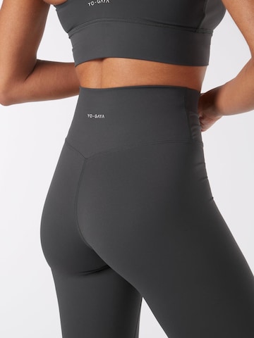 YO-GAYA Skinny Leggings in Grey