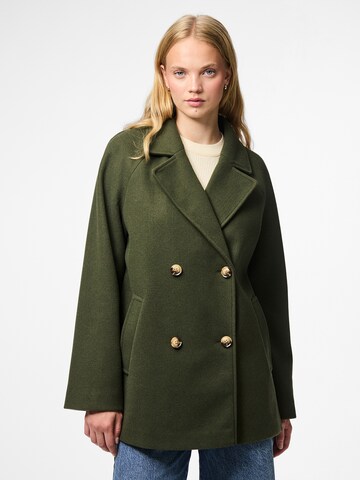 Manteau mi-saison 'PCMARBEL' PIECES en vert : devant