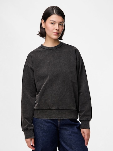 Sweat-shirt 'PCChilli' PIECES en noir : devant