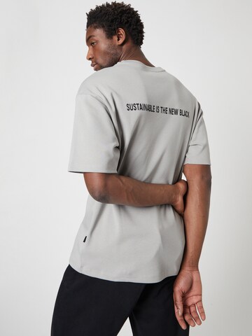 T-Shirt ABOUT YOU x Louis Darcis en gris