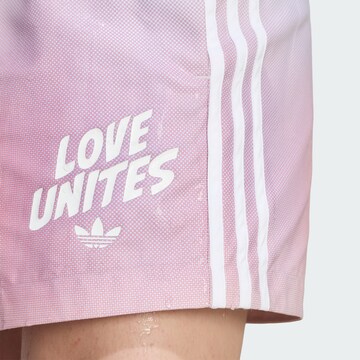 ADIDAS ORIGINALS - Regular Calças 'Pride' em mistura de cores