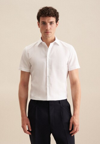 Coupe regular Chemise business 'Smart Essentials' SEIDENSTICKER en blanc : devant