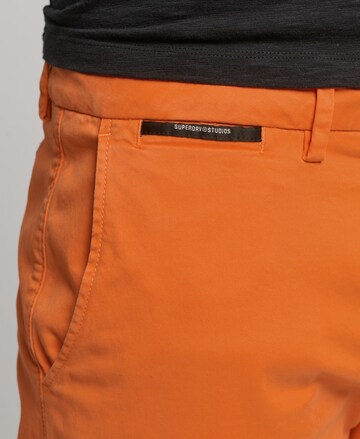 Regular Pantalon chino Superdry en orange