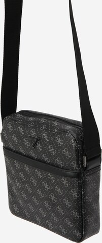 Sac à bandoulière 'Vezzola' GUESS en noir : devant