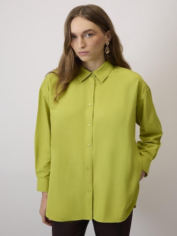 Touche Prive Shirt in Green: front