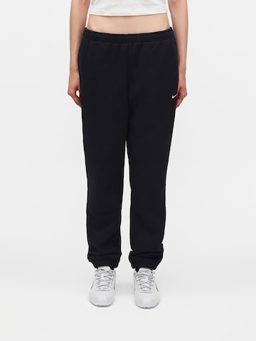 Nike Sportswear Tapered Παντελόνι σε μαύρο: μπροστά