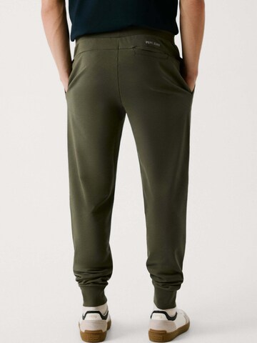 regular Pantaloni 'Essential' di Red Bull Racing x Pepe Jeans in verde