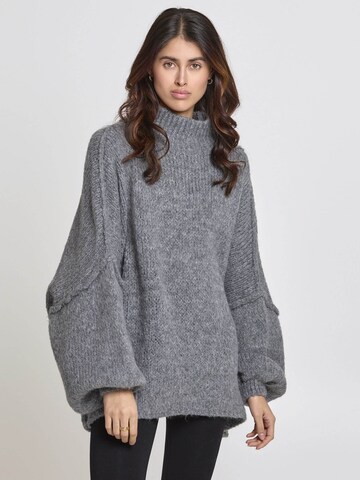 Lilavie Strickpullover ' Maraa ' in Grau: Vorderseite