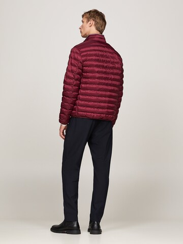 TOMMY HILFIGER Tussenjas in Rood