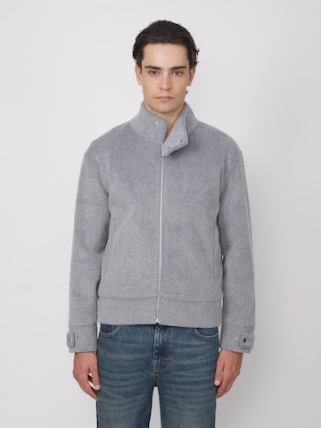 Giacca di mezza stagione 'Snap-Tab Collar Blouson' di SHAMBLES in grigio: frontale