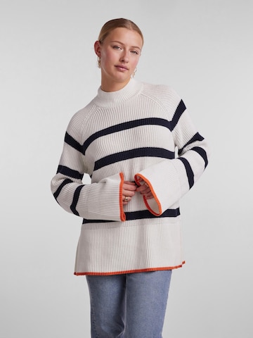 PIECES Sweater 'BAIA' in White: front