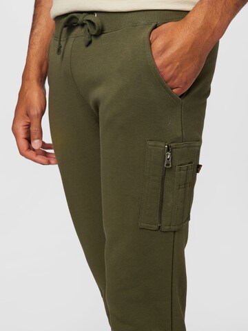 ALPHA INDUSTRIES Tapered Hose 'X-Fit' in Grün