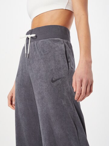 Nike Sportswear Široke hlačnice Hlače | siva barva