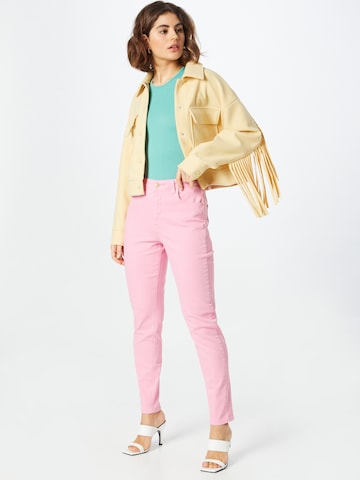 Coupe slim Jean 'Dea' PIECES en rose