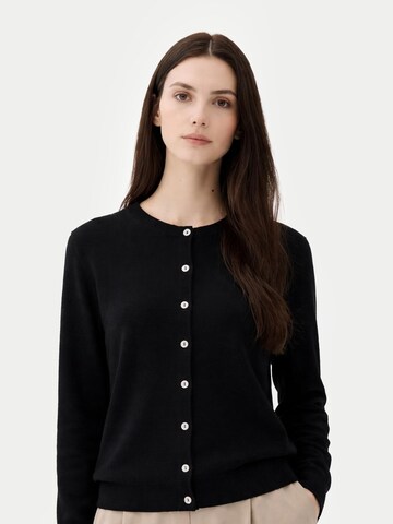 GOBI Cashmere Neuletakki 'Essential' värissä musta: etupuoli