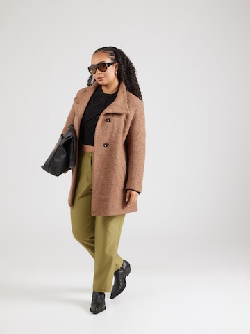 ONLY Carmakoma - Abrigo de invierno 'Carnewsophia' en marrón