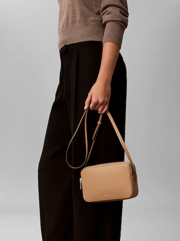 Sac à bandoulière Calvin Klein en beige : devant