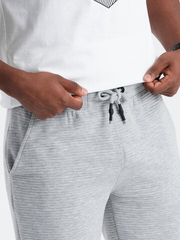 Ombre Regular Shorts in Grau