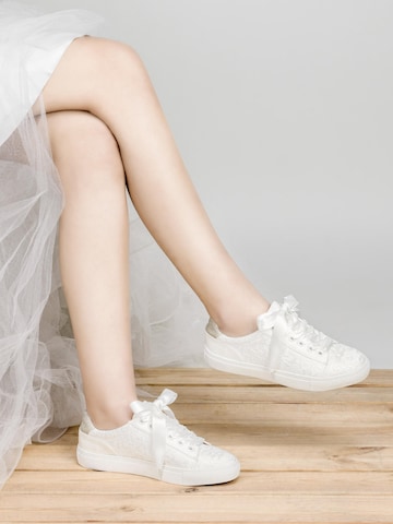 jiajia Sneakers in Beige: front
